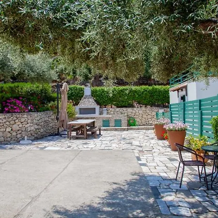 Forti Retreat Rochelle Апартаменты